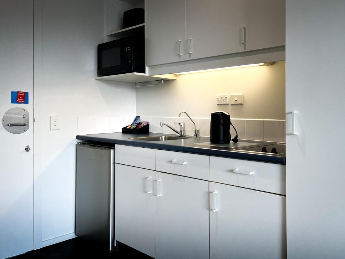 Beaches Nelson Esterno foto A kitchenette in a hotel room