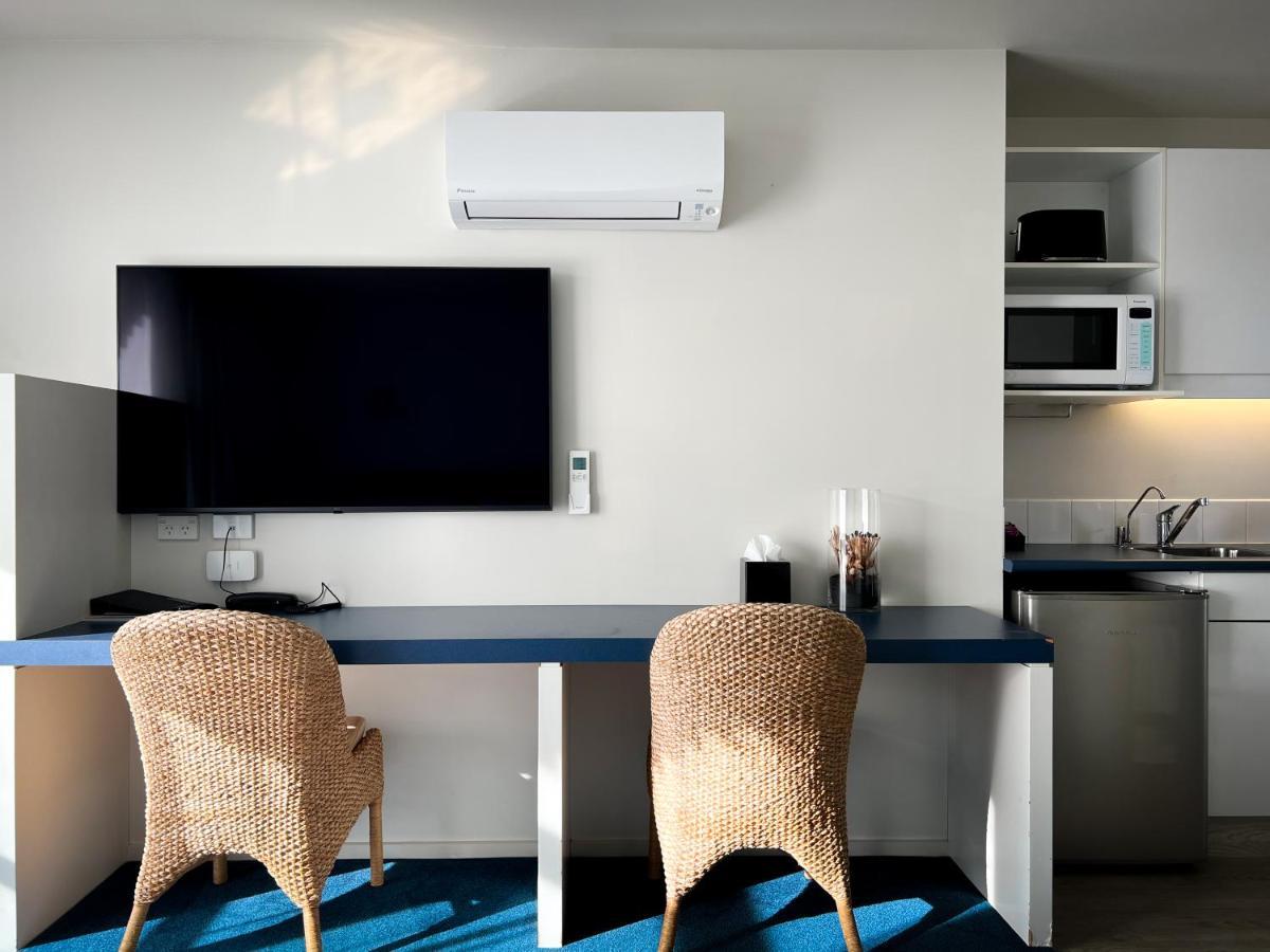 Beaches Nelson Esterno foto A wall mounted air conditioner in a hotel room