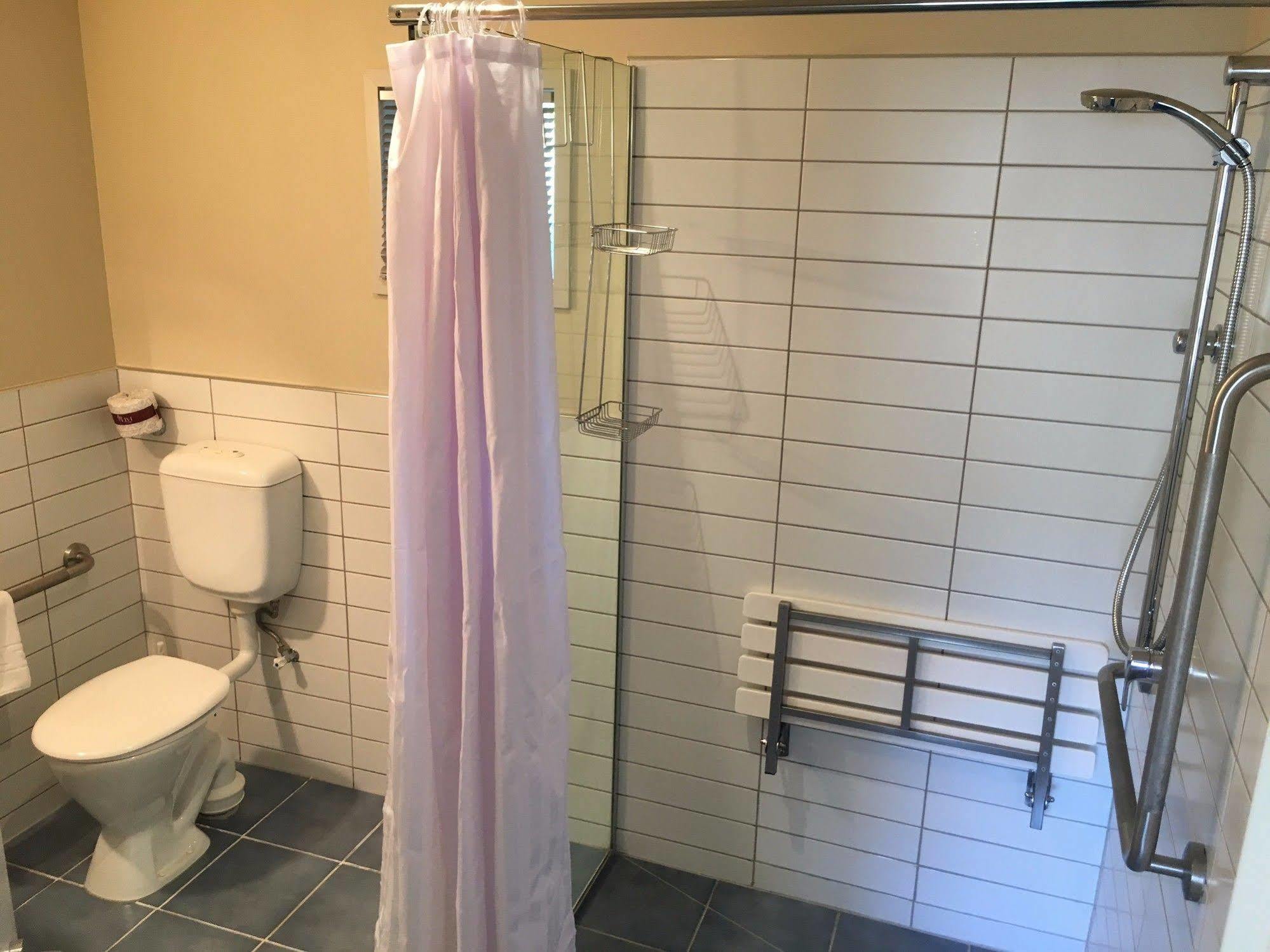 Beaches Nelson Esterno foto A shower curtain