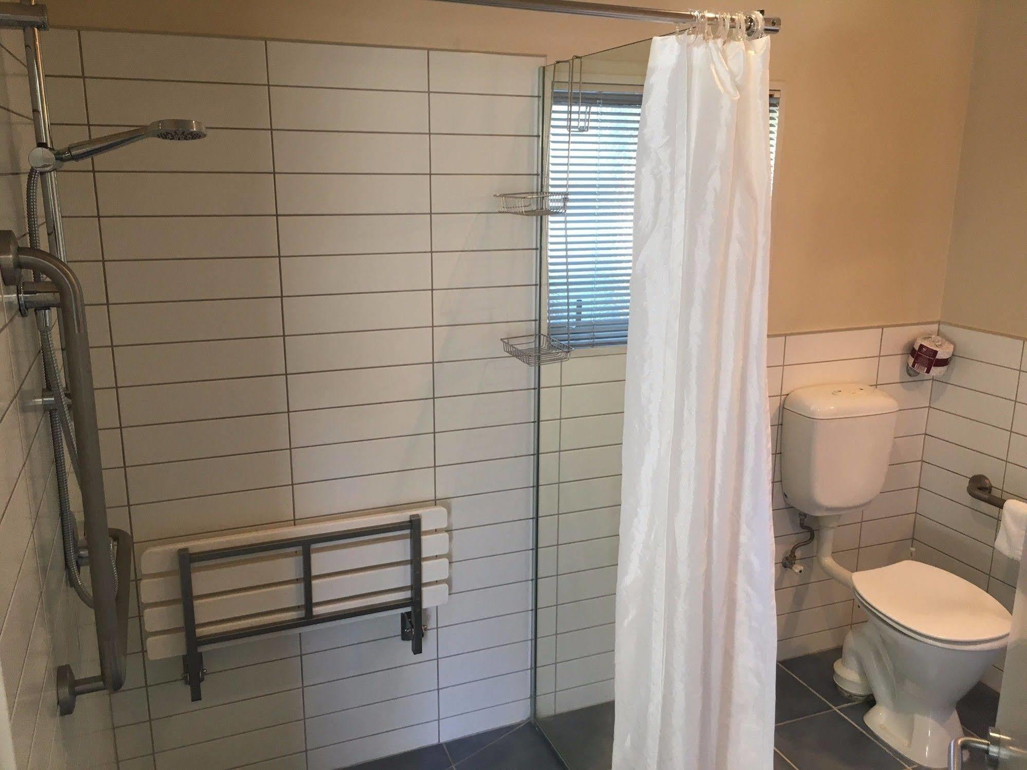 Beaches Nelson Esterno foto A shower curtain