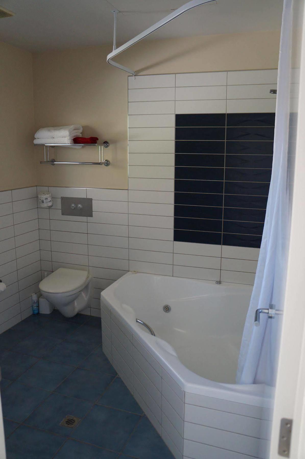 Beaches Nelson Esterno foto Bathroom in a hotel