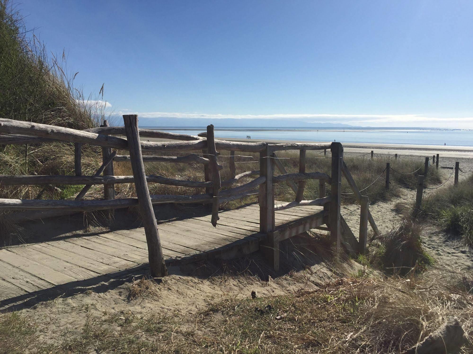 Beaches Nelson Esterno foto The boardwalk at the beach
