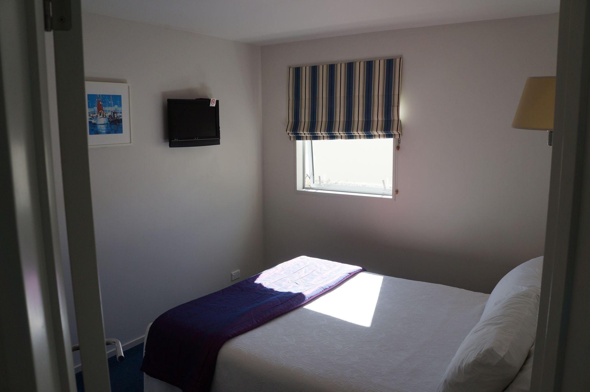 Beaches Nelson Esterno foto A bedroom at the hotel