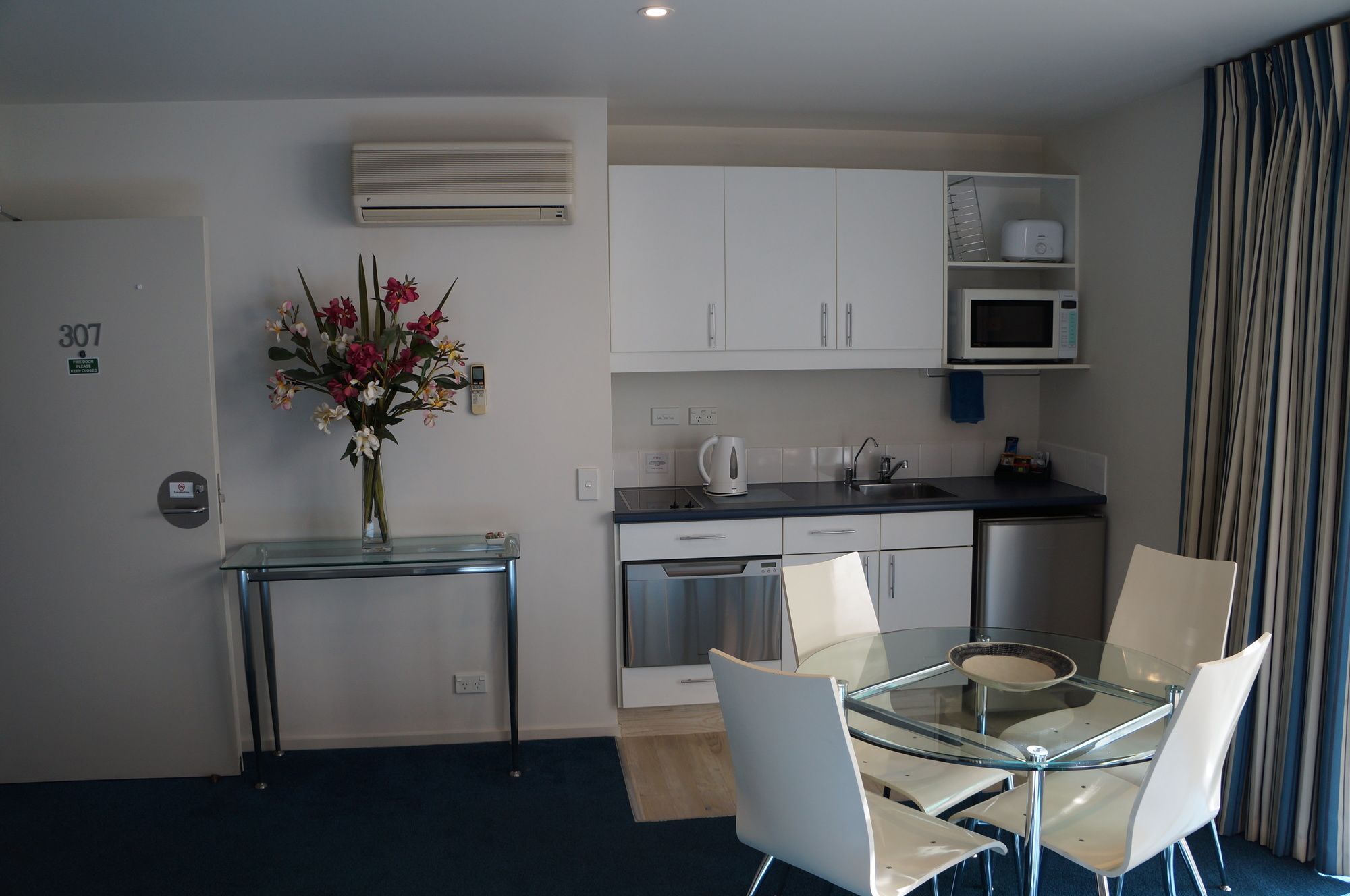Beaches Nelson Esterno foto A kitchen in a serviced apartment